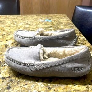 UGGplush™ Ansley Slipper size 5 
Woven label with The UGG® logo on insole